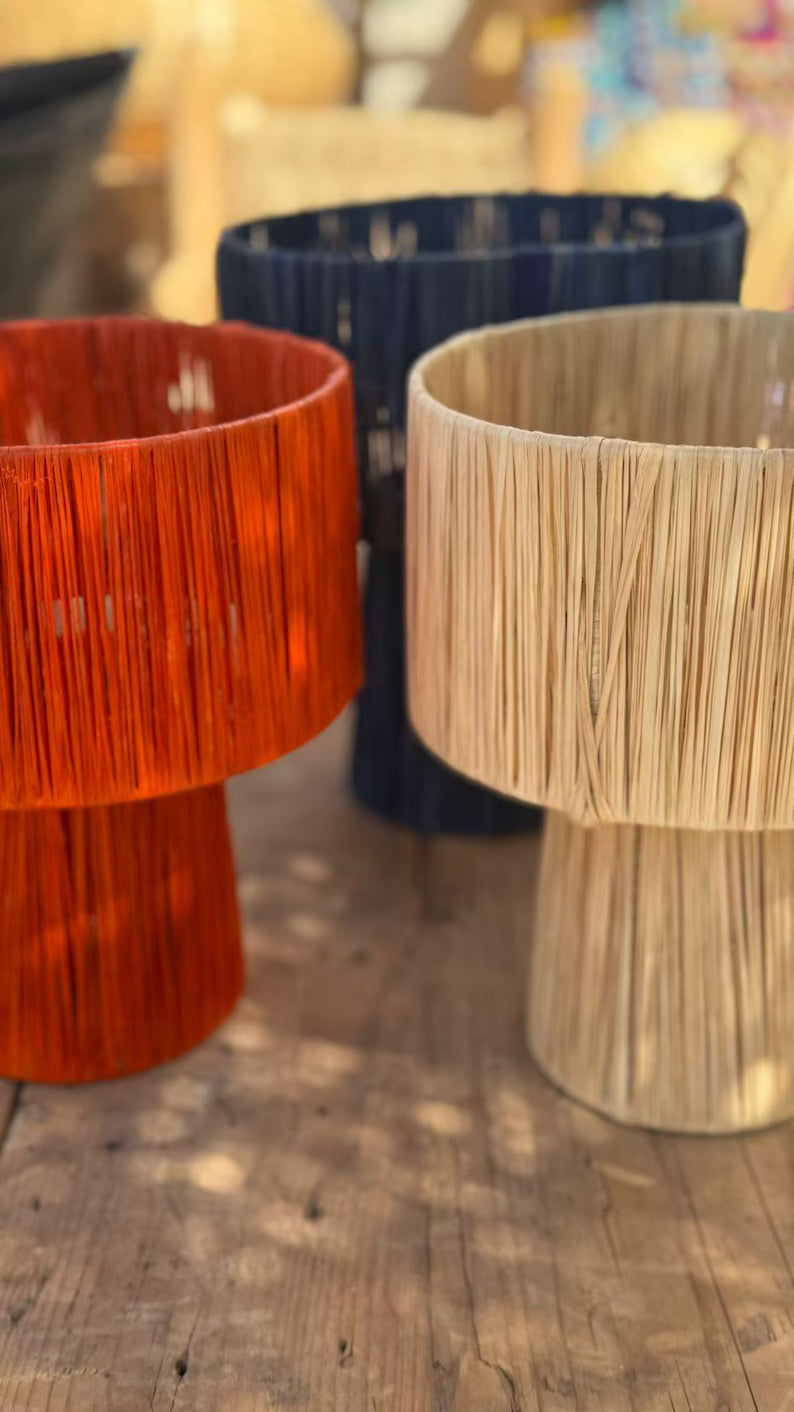 Bedside lamp in hand-woven natural raffia