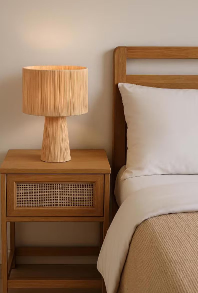 Bedside lamp in hand-woven natural raffia